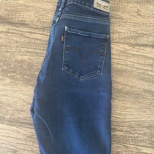 Gently used mid rise skinny Levi’s in a dark wash